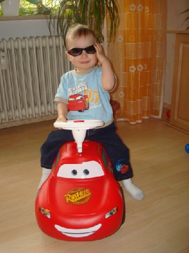 Natürlich hat ein cooler Junge auch sein eigenes Lightning-McQueen-Bobby-Car :)